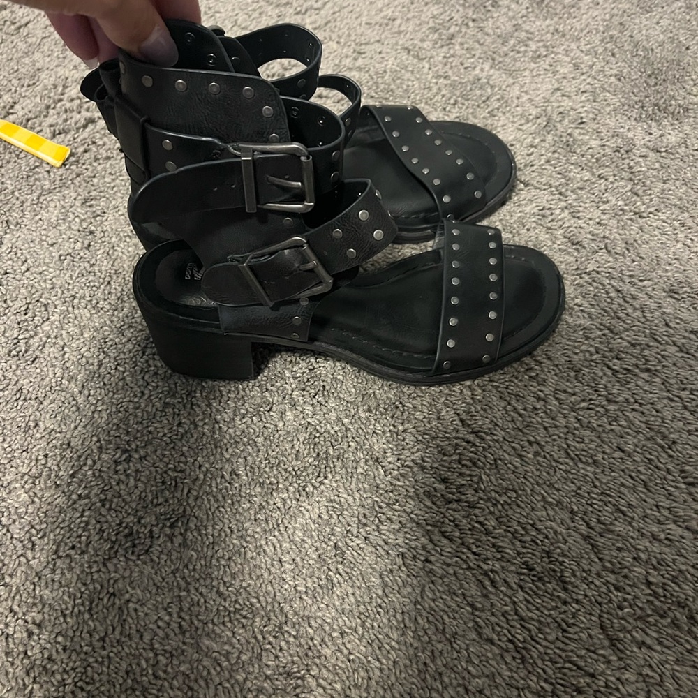 Cute black sandals!